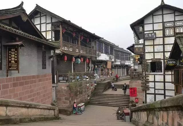 飞跃沙丘的小球